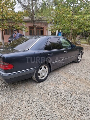 Mercedes E 200 1998, 275,000 km - 2.0 l - Qusar