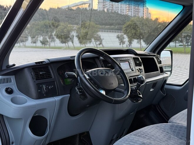 Ford Transit-11