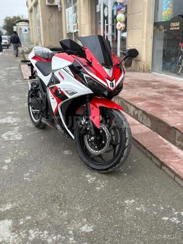 Yamaha R15-1