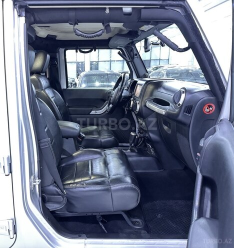 Jeep Wrangler-12
