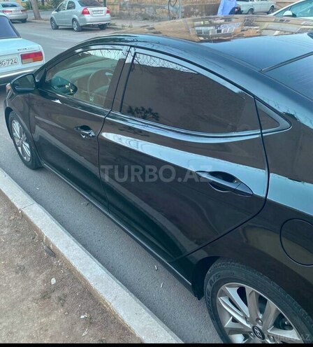 Hyundai Elantra 2015, 167,000 km - 1.8 l - 