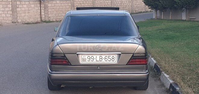 Mercedes E 250 1993, 13,712 km - 2.5 l - Bakı