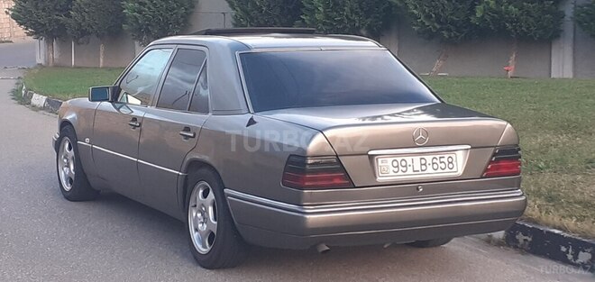 Mercedes E 250 1993, 13,712 km - 2.5 l - Bakı