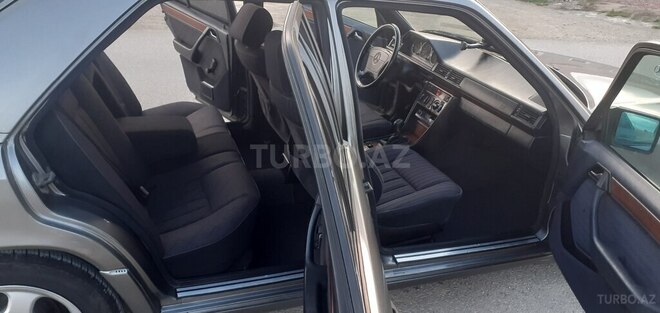 Mercedes E 250 1993, 13,712 km - 2.5 l - Bakı