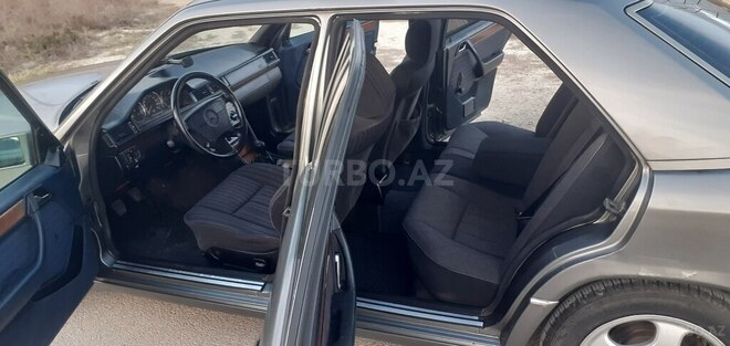 Mercedes E 250 1993, 13,712 km - 2.5 l - Bakı