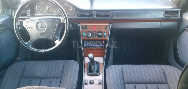 Mercedes E 250 1993, 13,712 km - 2.5 l - Bakı