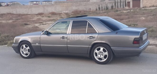 Mercedes E 250 1993, 13,712 km - 2.5 l - Bakı