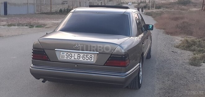 Mercedes E 250 1993, 13,712 km - 2.5 l - Bakı