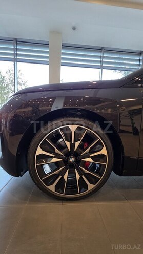 BMW iX-8