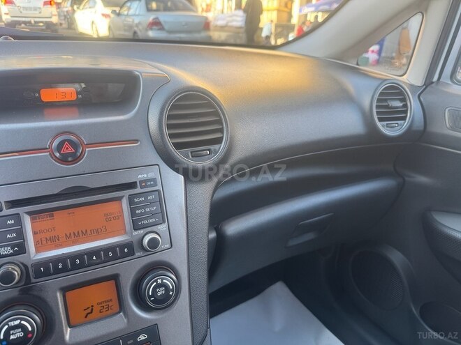 Kia Carens-8