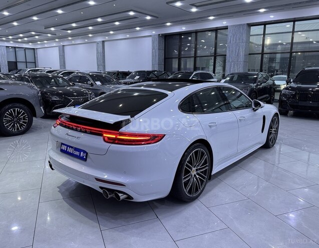 Porsche Panamera-5