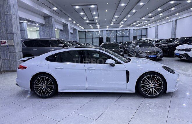 Porsche Panamera-4