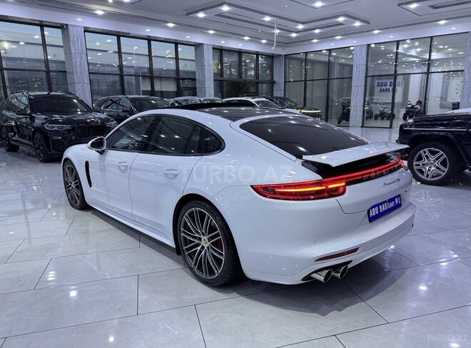 Porsche Panamera-6