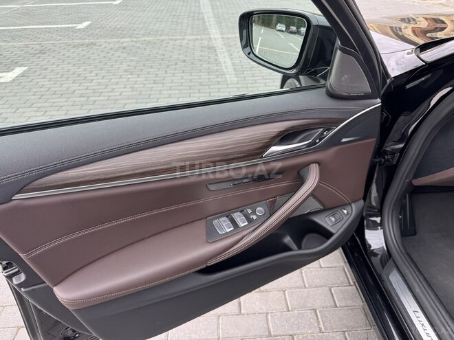BMW 530e-16