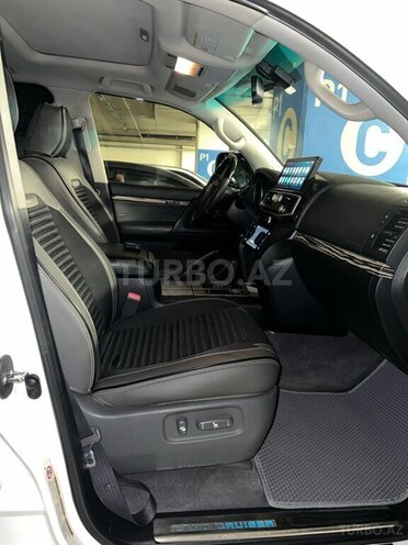 Toyota Land Cruiser-5