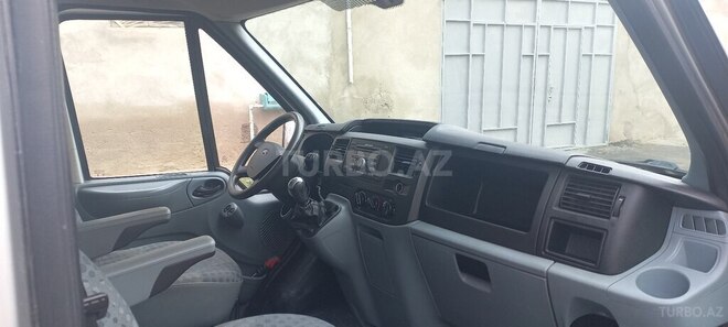 Ford Transit-12