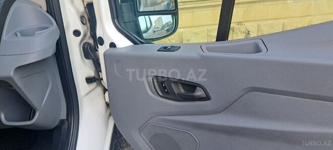 Ford Transit-12