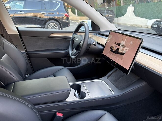 Tesla Model Y-13