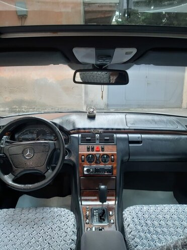 Mercedes E 200 1997, 290,000 km - 2.0 l - Bakı