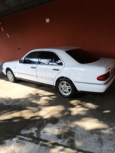 Mercedes E 240 1998, 322,000 km - 2.4 l - Şəki