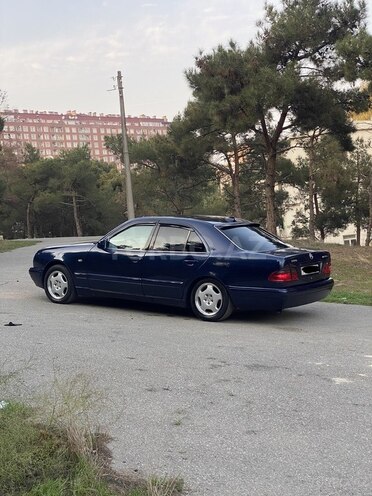 Mercedes E 220 1999, 254,840 km - 2.2 l - Bakı