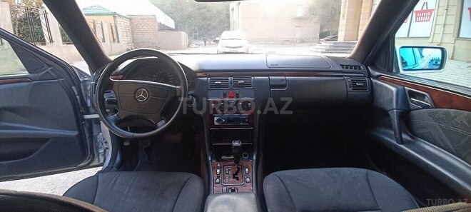 Mercedes E 240 1998, 352,323 km - 2.4 l - Bakı