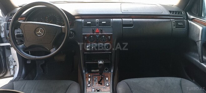 Mercedes E 240 1998, 352,323 km - 2.4 l - Bakı