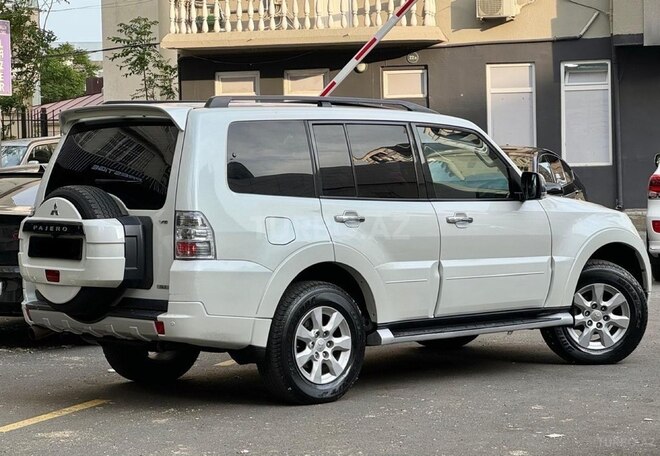 Mitsubishi Pajero 2010, 199,000 km - 3.5 л - Bakı