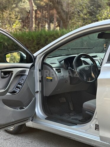 Hyundai Elantra-9