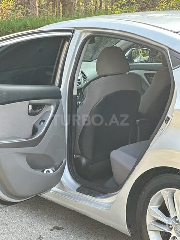 Hyundai Elantra-11