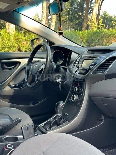 Hyundai Elantra-15
