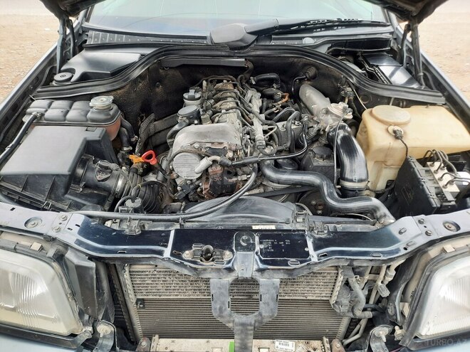 Mercedes C 220 2000, 930,717 km - 2.2 л - Salyan