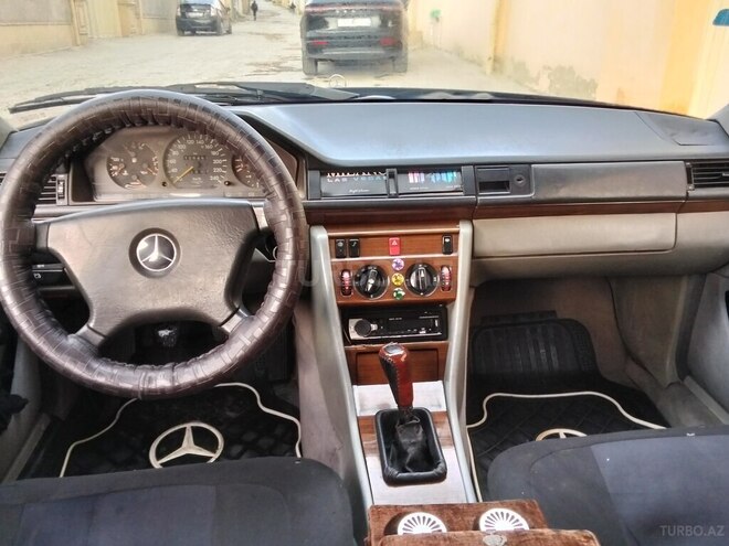 Mercedes E 200 1990, 300,000 km - 2.0 l - Bakı