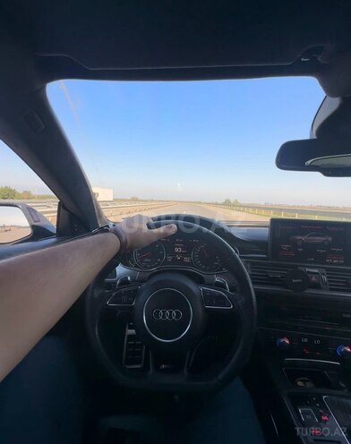Audi RS7-7