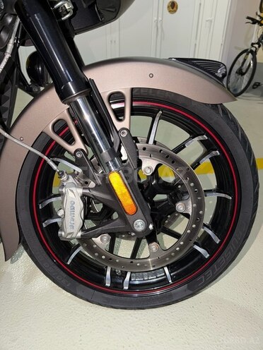 Indian Motorcycle Challenger-12