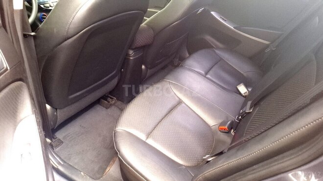 Hyundai Accent-7
