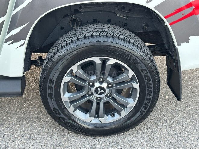 Mitsubishi L200-23