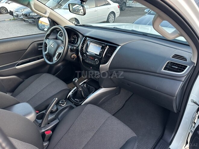 Mitsubishi L200-17