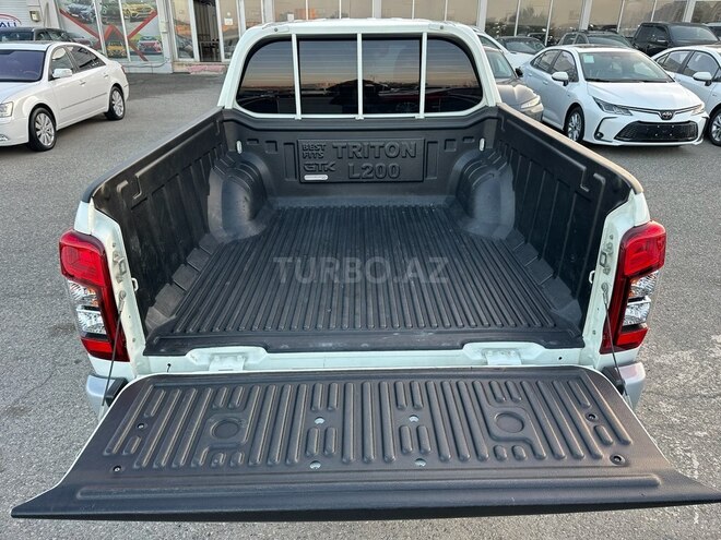 Mitsubishi L200-27