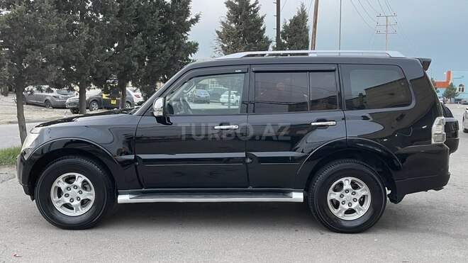 Mitsubishi Pajero-2