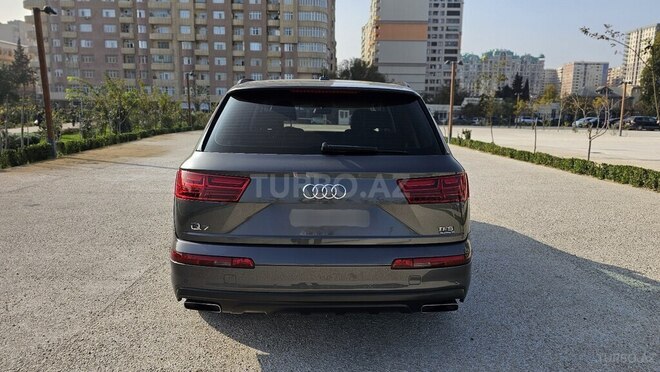 Audi Q7-8