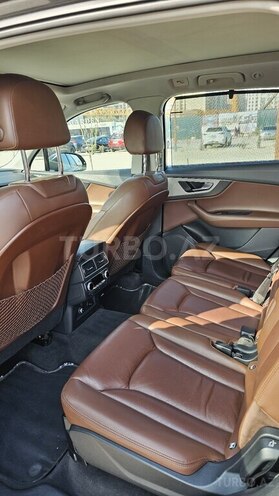 Audi Q7-12
