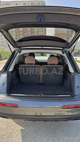 Audi Q7-21