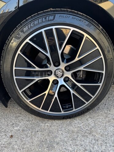 Porsche Taycan-3