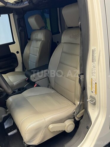 Jeep Wrangler-12