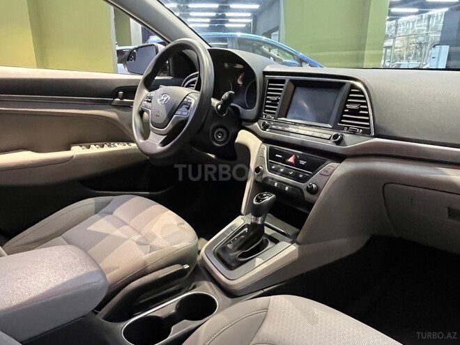 Hyundai Elantra-15