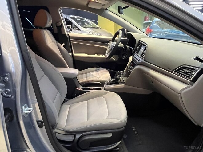 Hyundai Elantra-11