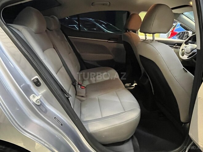 Hyundai Elantra-16