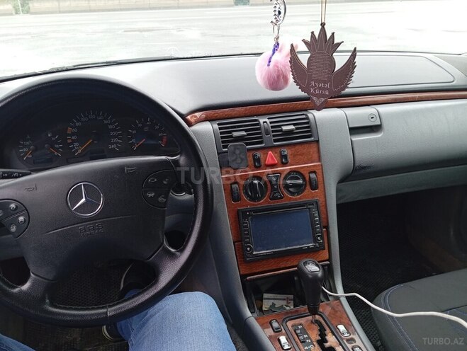 Mercedes E 200 1999, 520,000 km - 2.0 l - Ucar