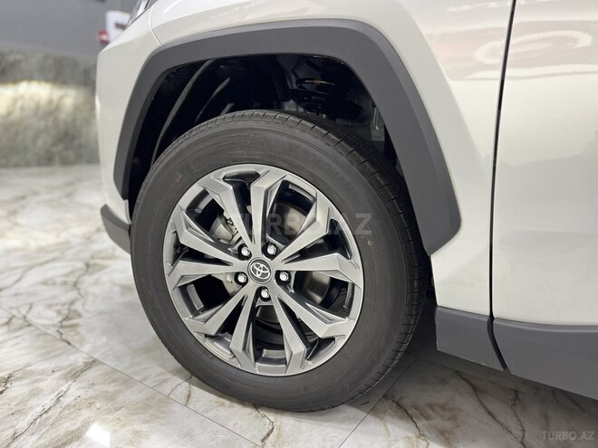 Toyota RAV4-36